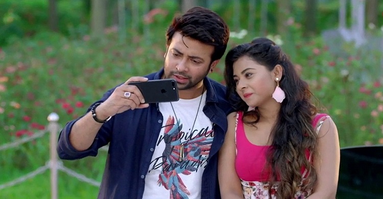 শাকিবের সঙ্গে প্রেমের শুরুর গল্পটা জানালেন বুবলী