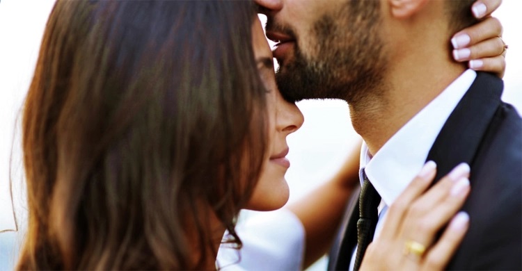 সকালে স্ত্রীর কপালে চুমু দিলেই বাড়বে স্বামীর আয়ু!