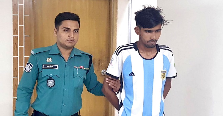 ১-২ মিনিটেই নারীদের ফোনের ব্যক্তিগত ছবি হাতিয়ে নেন ‘ডেলিভারিম্যান