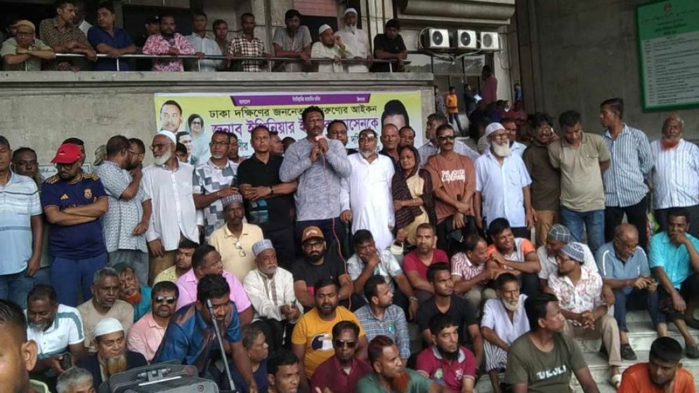 সেবা কার্যক্রম বন্ধ করে ‌‘ইশরাক ইশরাক’ স্লোগানে উত্তাল নগরভবন