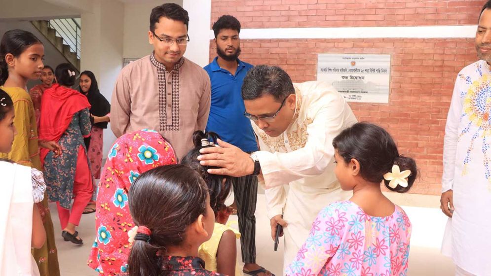 কোরবানির মাংস আর ফল নিয়ে এতিম শিশুদের কাছে হাজির ডিসি