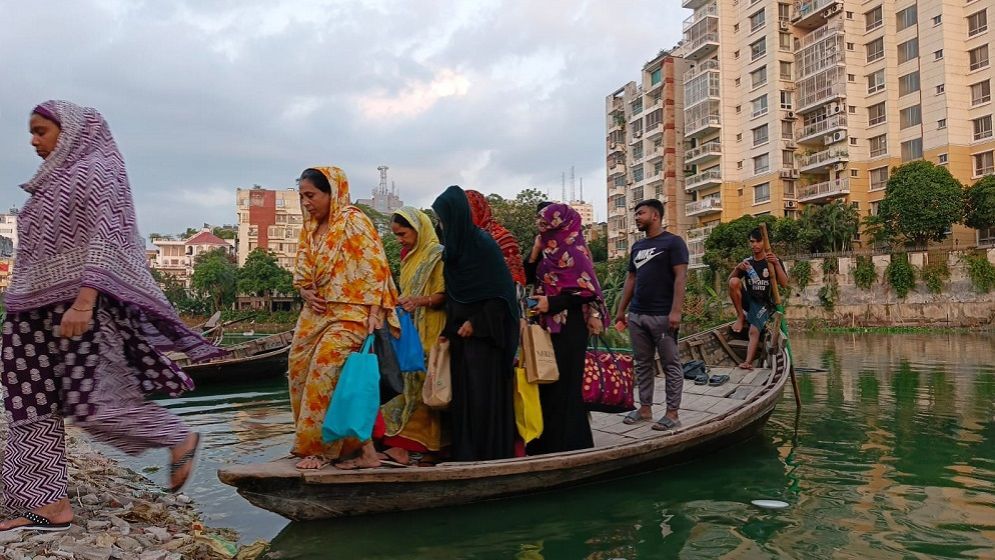 অভিজাত গুলশান-বনানীতে এখনো চলছে খেয়া পারাপার