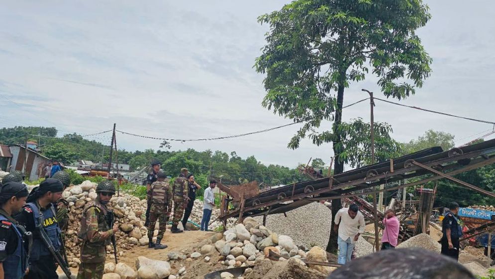 দুই উপদেষ্টার গাড়ি আটকে বিক্ষোভ, ৩০টি ক্রাশার মিলের বিদ্যুৎ বিচ্ছিন্ন