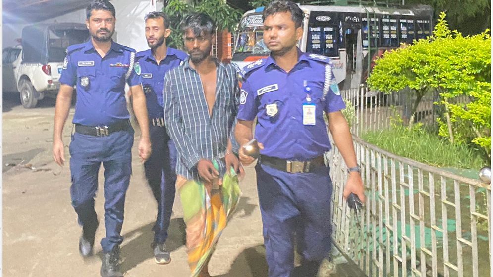 চলন্ত বাসে কিশোরীকে ধর্ষণ, বাসচালক আটক