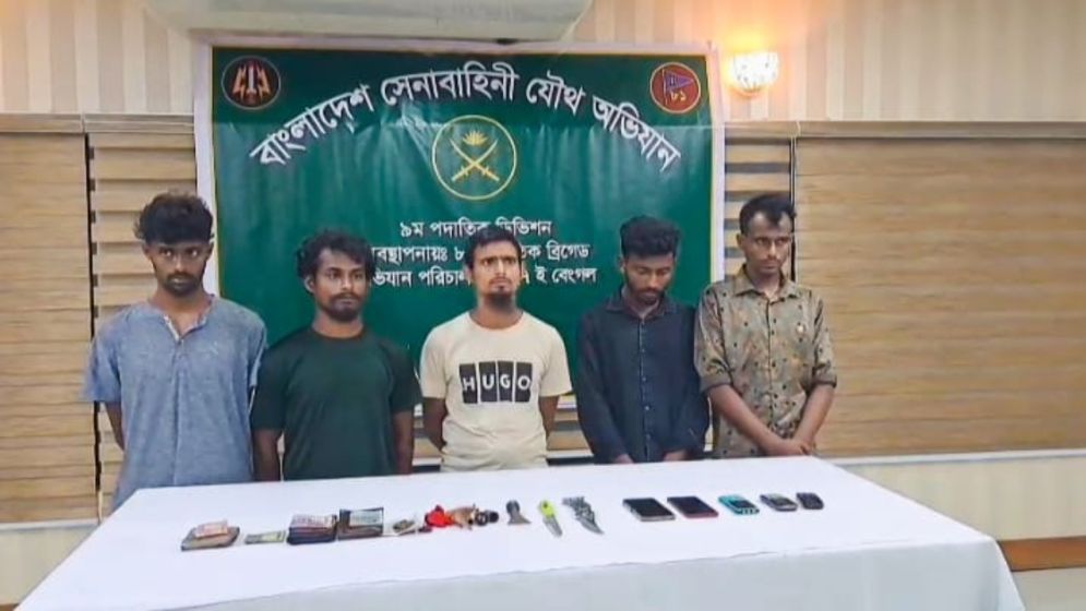 সাভারে যৌথবাহিনীর অভিযানে দেশীয় অস্ত্রসহ আটক ৫