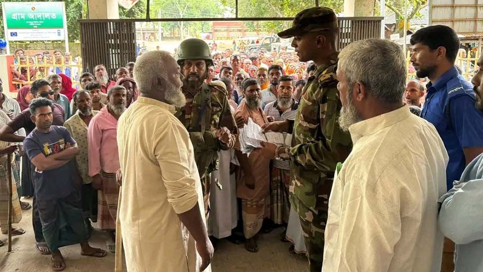 টাকার বিনিময়ে টিসিবির কার্ড, হাতেনাতে ধরা চেয়ারম্যান