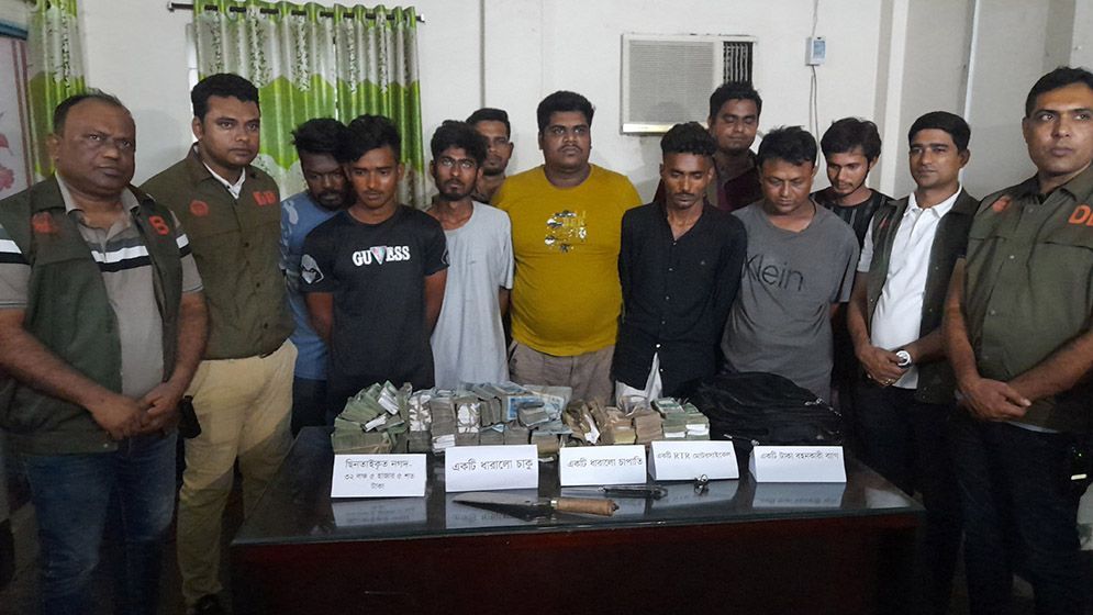 যশোরে ‘ছিনতাইয়ে’ জড়িত ৭ জন গ্রেফতার, উদ্ধার ৩২ লাখ টাকা