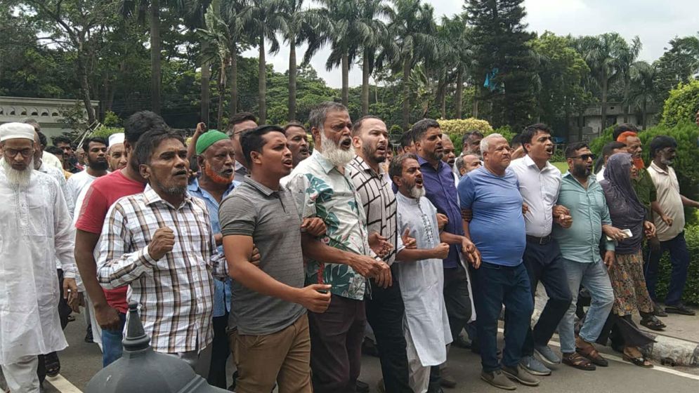 আজও ‘ইশরাক ইশরাক’ স্লোগানে উত্তাল নগরভবন, বন্ধ প্রধান ফটক
