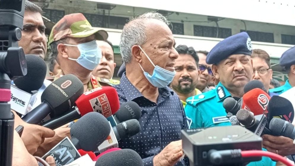 গুলিবিদ্ধ হয়েও ৩ কারবারিকে গ্রেফতার, পুলিশের প্রশংসা করে যা বললেন স্বরাষ্ট্র উপদেষ্টা