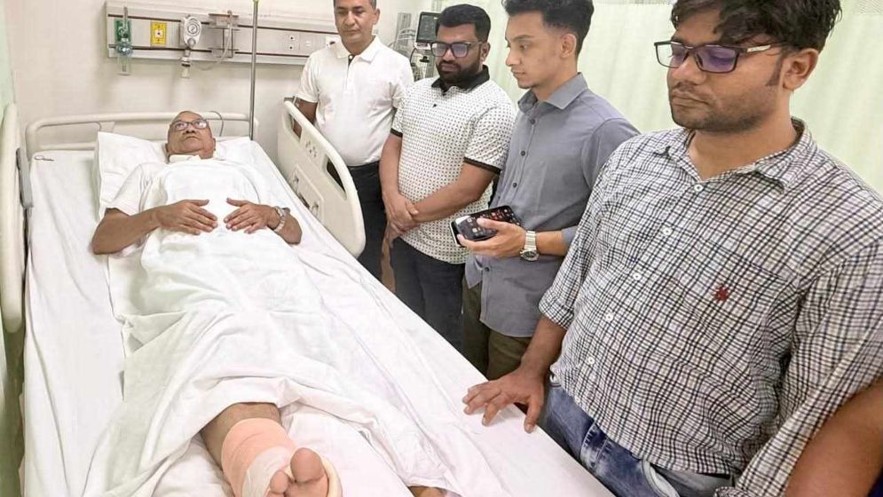 খালেদা জিয়ার গাড়িবহরে থাকা যুবদল সভাপতি মুন্না পড়ে গিয়ে আহত