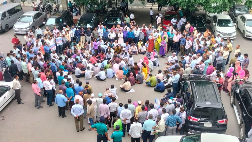 সচিবালয়ে চাকরি অধ্যাদেশ বাতিলের দাবিতে টানা ৫ দিনের বিক্ষোভ
