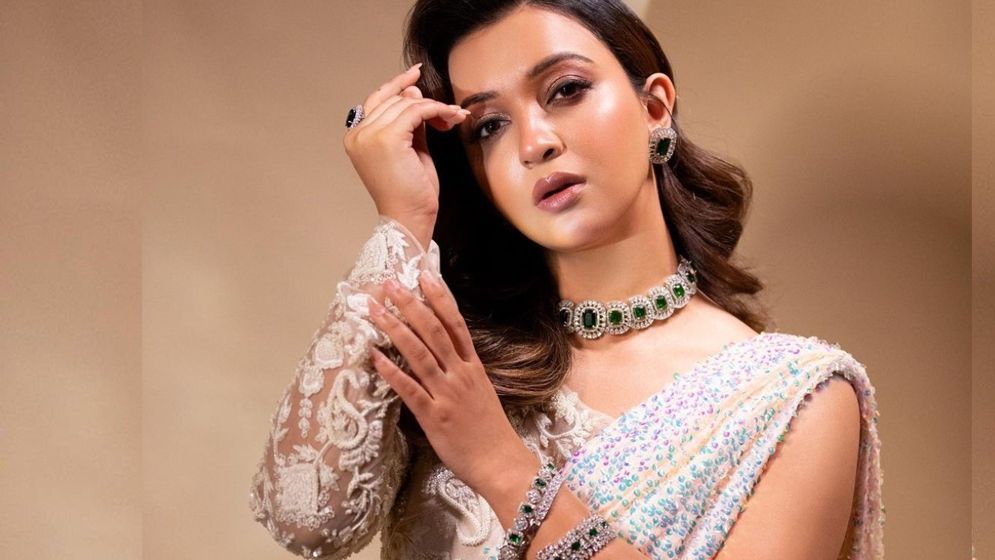 শাড়িতে আবেদনময়ী কৌশানি