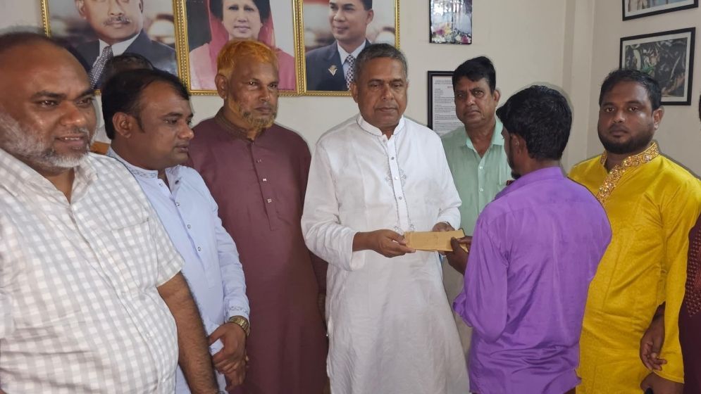 শ্রীপুরে ধর্ষিতা কিশোরীর পাশে দাঁড়ালেন বিএনপি নেতা