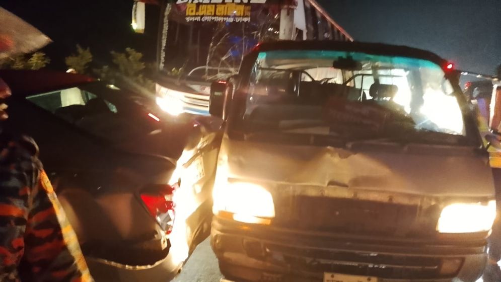 ঢাকা-মাওয়া এক্সপ্রেসওয়েতে ত্রিমুখী সংঘর্ষে নিহত ১