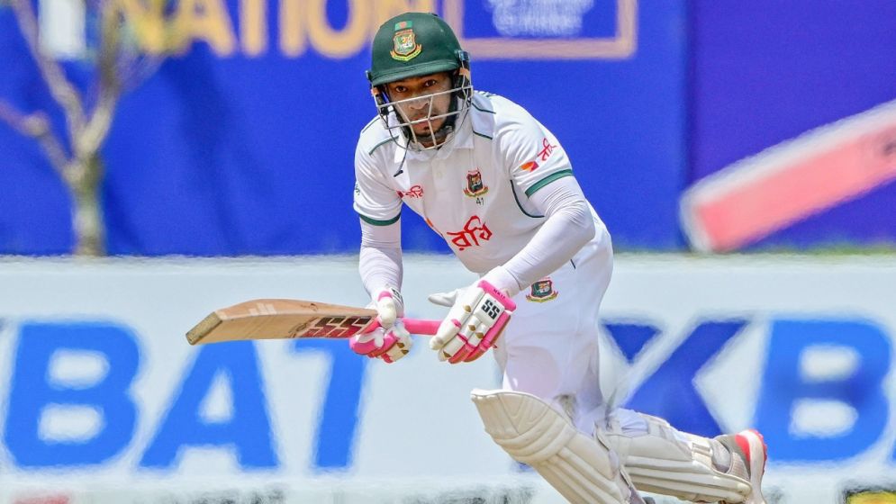 দুর্ভাগ্যের শিকার মুশফিক, বৃষ্টি নামার আগে বড় লিড বাংলাদেশের