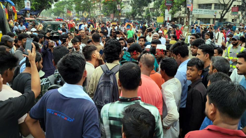 ৫ ঘণ্টায়ও সড়ক ছাড়েননি ইউআইইউ শিক্ষার্থীরা, রোববার ‘ঢাকা ব্লকেড’