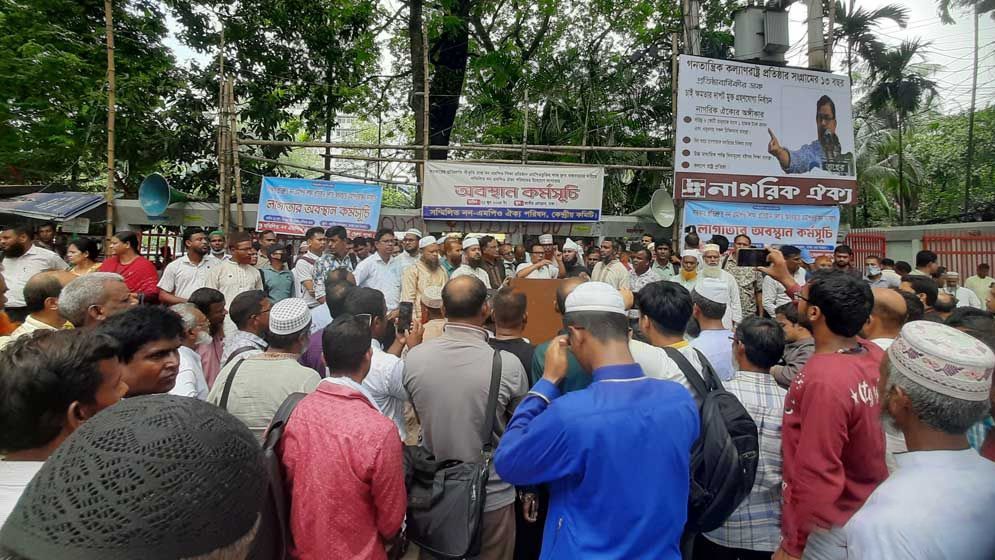 কাফনের কাপড় পরে শিক্ষকদের লাগাতার  অবস্থান কর্মসূচি শুরু
