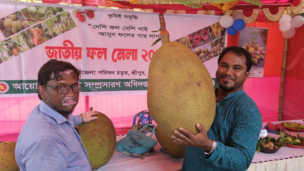 মেলায় ৩২ কেজি ওজনের কাঁঠাল, নজর কাড়ছে দর্শনার্থীদের