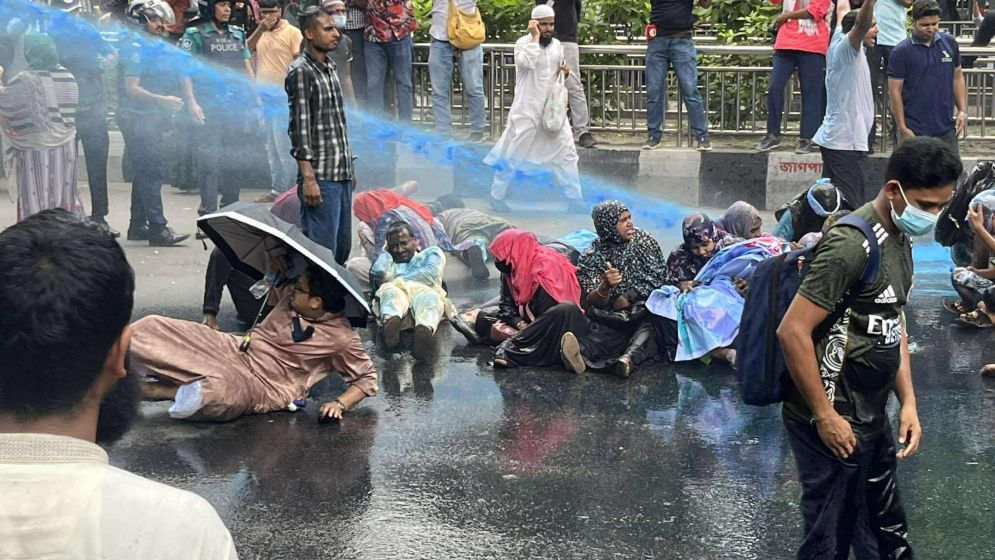 এনটিআরসিএর ফল প্রত্যাশীদের ওপর পুলিশের জল কামান, মৃদু লাঠিচার্জ
