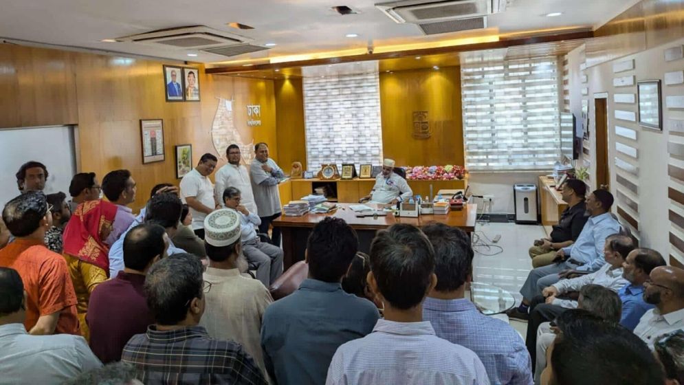 ফ্যাসিবাদের পৃষ্ঠপোষকতার অভিযোগে সাত দিনের আল্টিমেটাম ঢাবি প্রো-ভিসিকে