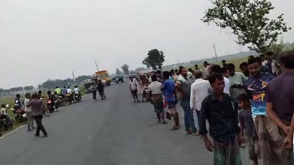 বাবার বাইক থেকে ছিটকে পড়ে বাসের চাকায় পিষ্ট হলো মেয়ে