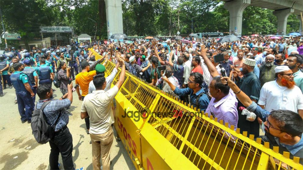 শাহবাগ মোড় অবরোধ করেছেন চাকরিচ্যুত বিডিআর সদস্যরা