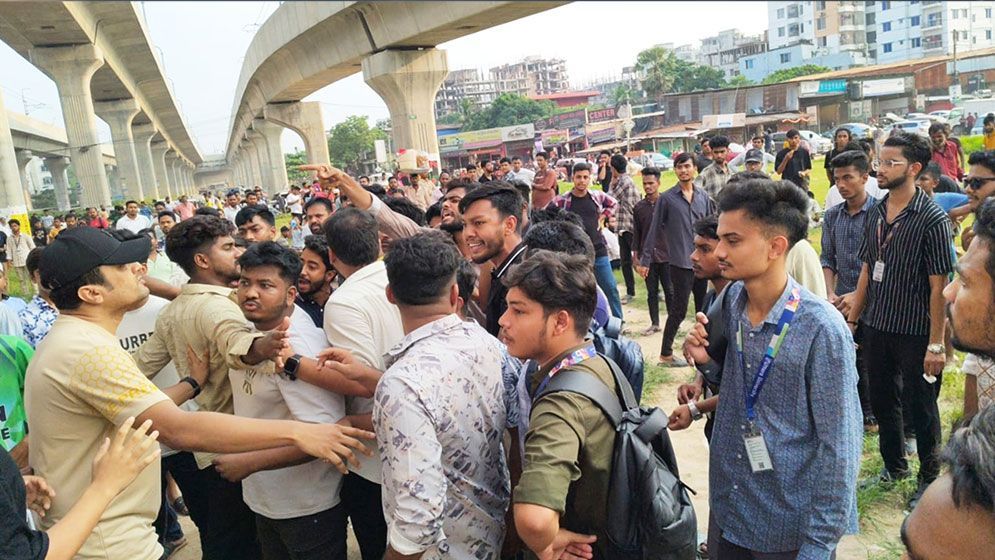 উত্তরায় শিক্ষার্থীদের ওপর বহিরাগতদের হামলা