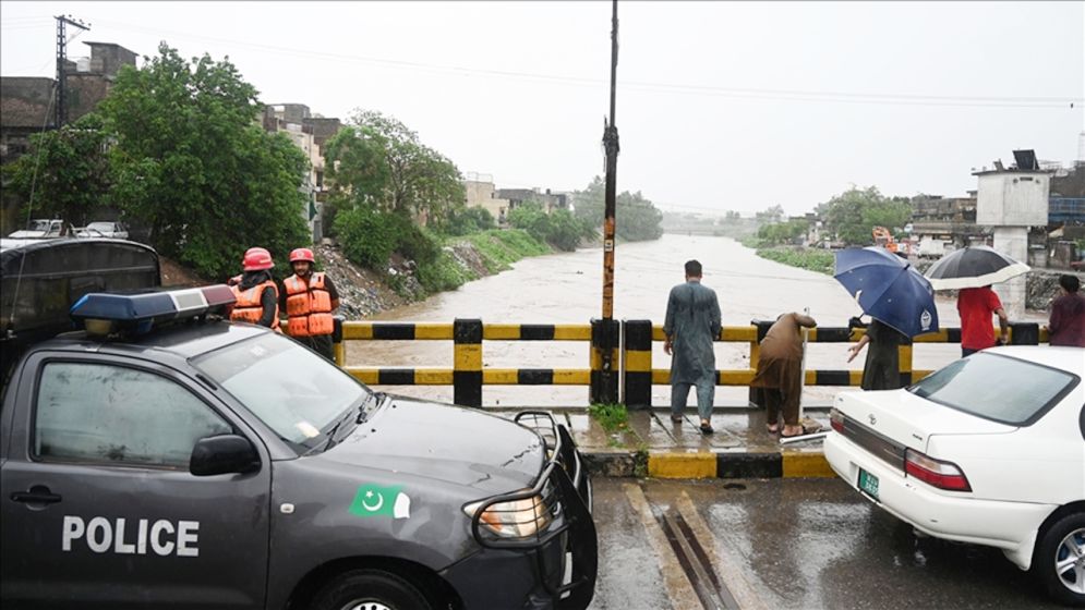 ভারত থেকে প্রচণ্ড বেগে আসছে পানি, হাজার হাজার মানুষকে সরালো পাকিস্তান