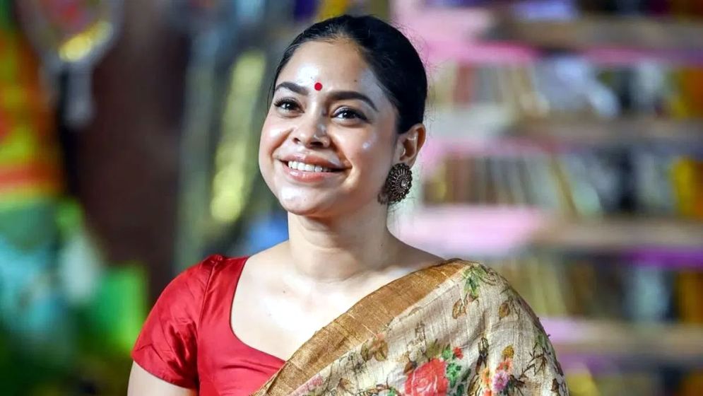 গাড়ি ঘিরে বিক্ষোভ, ভয়ংকর অভিজ্ঞতা অভিনেত্রী সুমনার