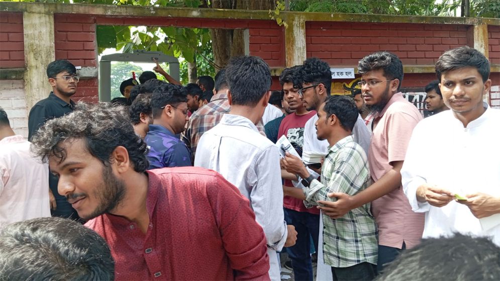 ভোটার লাইনে প্রার্থীদের প্রচারণা, ‘বিরক্ত’ ভোটাররা