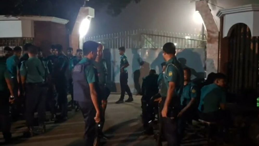 পোষ্য কোটা ইস্যুতে উত্তপ্ত রাবি, শিক্ষার্থীদের নিরাপত্তায় পুলিশ মোতায়েন