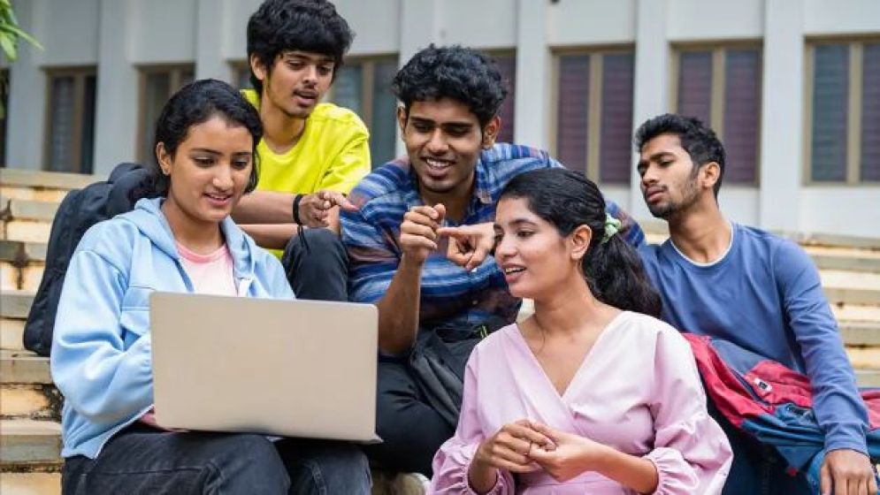 দেশ ছাড়ছেন বাংলাদেশী তরুণরা, কারণ কী?