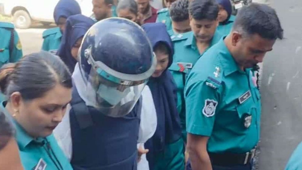 চিকিৎসা না পাওয়ার অভিযোগ তুলে আদালতে ক্ষোভ প্রকাশ দীপু মনির