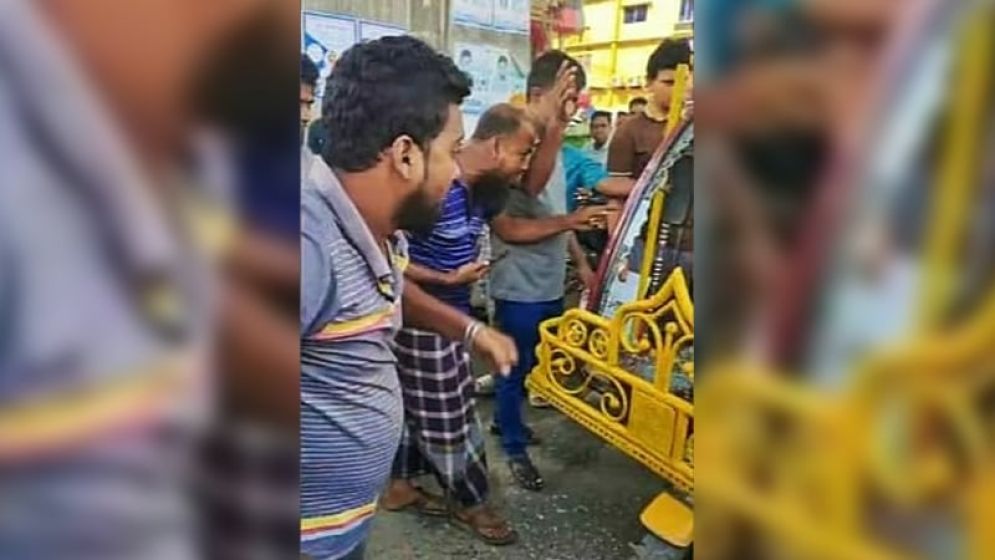 মব সৃষ্টি করে পুলিশ সদস্যকে পেটালেন রিকশাচালকরা