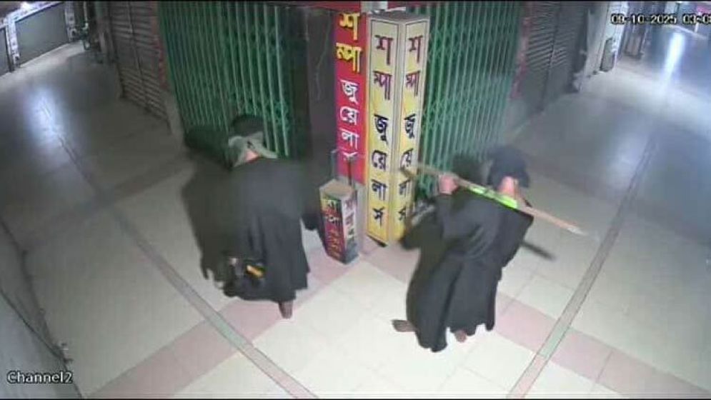 বোরকা পরে এসে দোকানের তালা কেটে ৫০০ ভরি সোনা চুরি