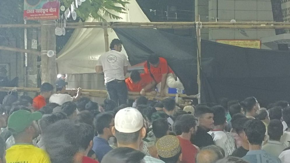 গেট ভেঙে ফেলল দর্শক, ভয়ে পালালেন টিকিট চেকাররা
