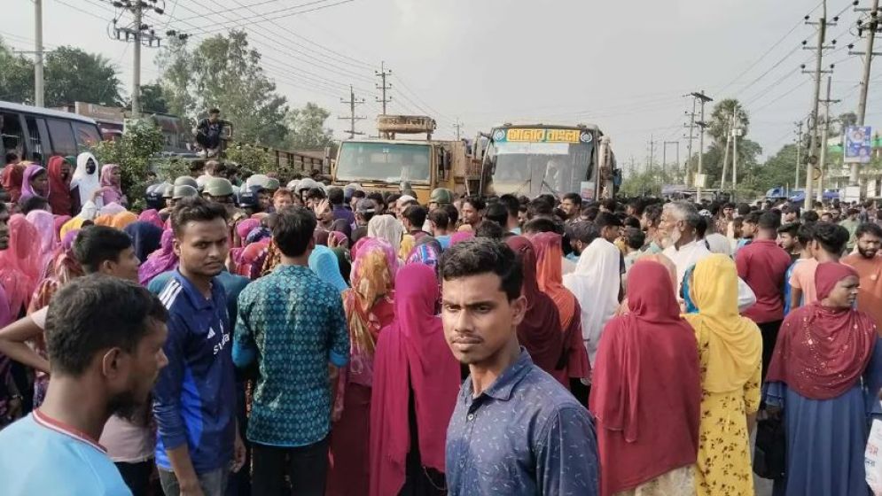 ভালুকায় শ্রমিকদের বেতনের দাবিতে ঢাকা-ময়মনসিংহ মহাসড়ক অবরোধ