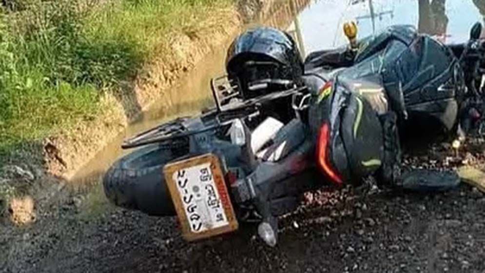 বাইক থেকে রাস্তায় ছিটকে পড়লেন স্বামী-স্ত্রী, পিকআপ চাপায় স্বামী নিহত