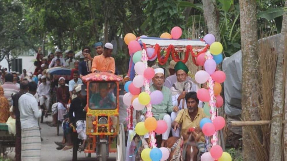 পাবনায় ঘোড়ার গাড়িতে ইমামের রাজকীয় বিদায়