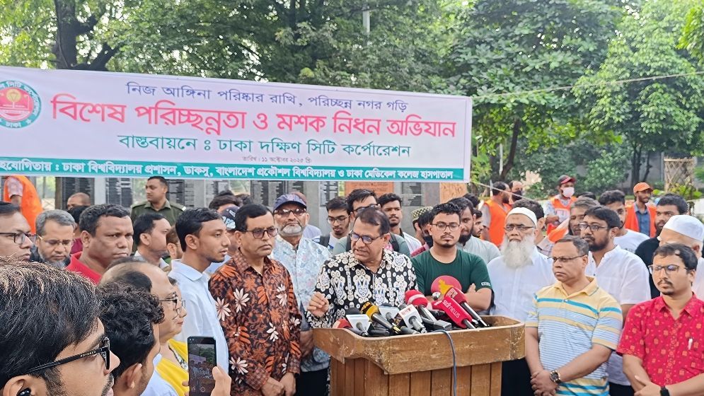 ঢামেকের সামনে অবৈধ ব্যবসা বন্ধে কঠোর অবস্থানে ডিএসসিসি প্রশাসক