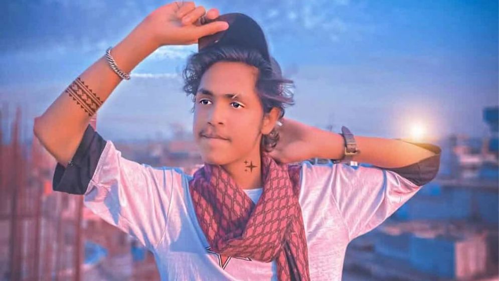 রাস্তা থেকে মাদ্রাসাছাত্রীকে তুলে নিয়ে গেছে টিকটকার আমিন!