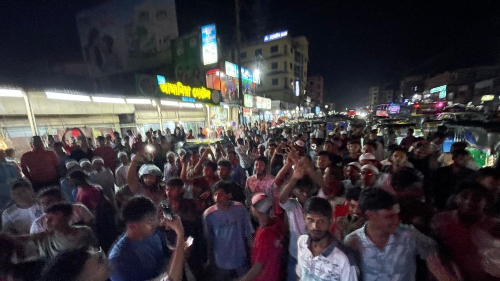 কুমিল্লা নিয়ে কটূক্তি করায় নোয়াখালীর বাস আটকে প্রতিবাদ