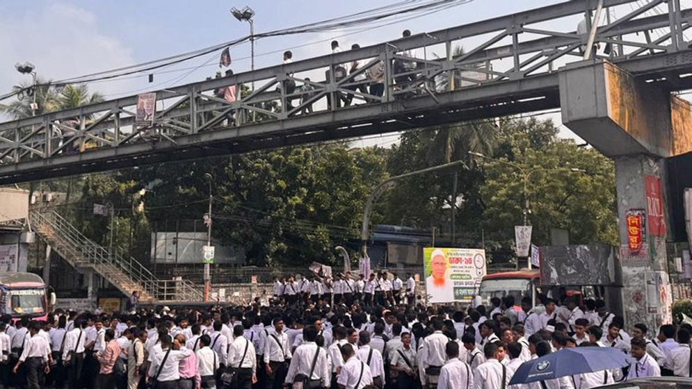 সায়েন্সল্যাবে ঢাকা কলেজের শিক্ষার্থীদের সড়ক অবরোধ