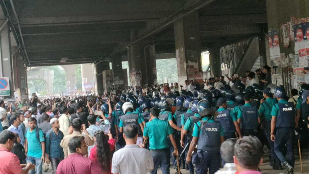 সাউন্ড গ্রেনেডে উত্তেজনা, প্রেস ক্লাব থেকে সরে শহীদ মিনারে শিক্ষকরা