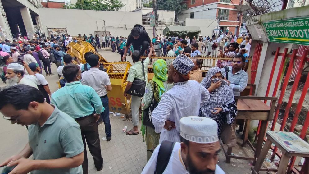 শিক্ষকদের সঙ্গে পুলিশের ধাওয়া-পাল্টা ধাওয়া, বিপাকে সাধারণ মানুষ