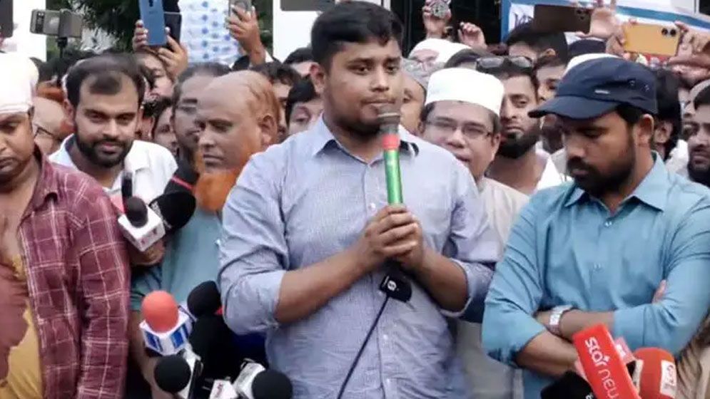 হাসিনার পক্ষের লোকদের ঘুসের বিনিময়ে পদায়ন করা হচ্ছে: হাসনাত