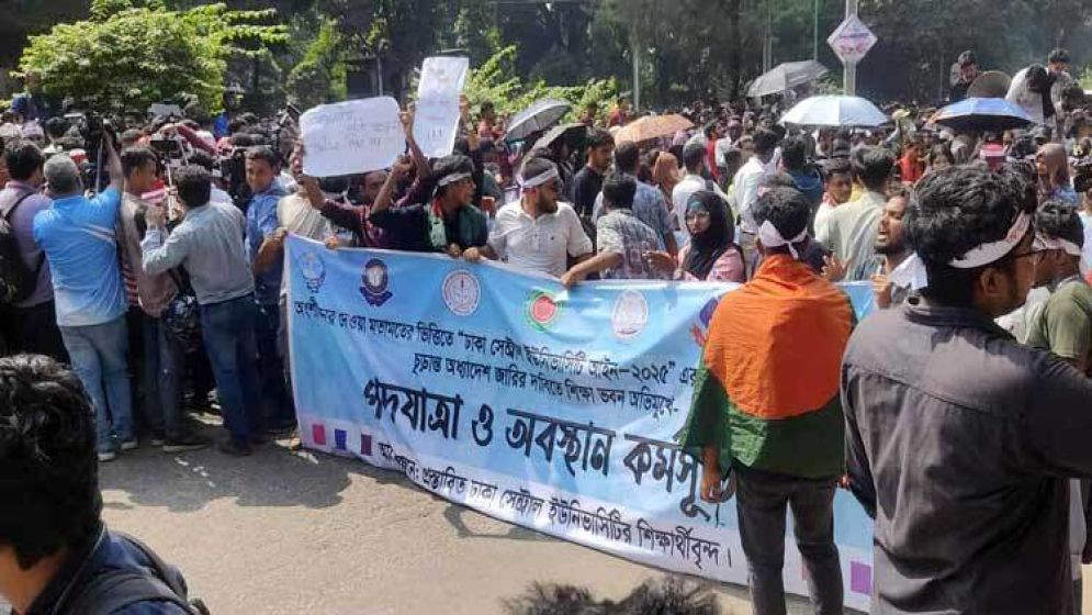 ৪ দাবি না মানা পর্যন্ত সড়ক না ছাড়ার ঘোষণা সাত কলেজ শিক্ষার্থীদের