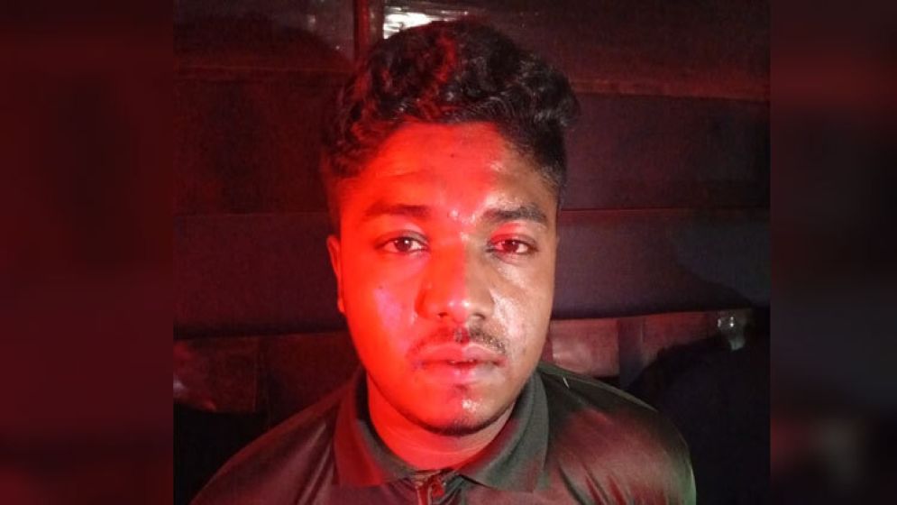 বগুড়ায় চলন্ত বাসে স্কুলছাত্রীকে ধর্ষণ, চালক গ্রেফতার