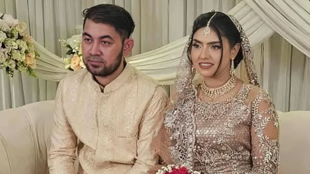 বাগদান সারলেন গায়ক তানজীব সারোয়ার