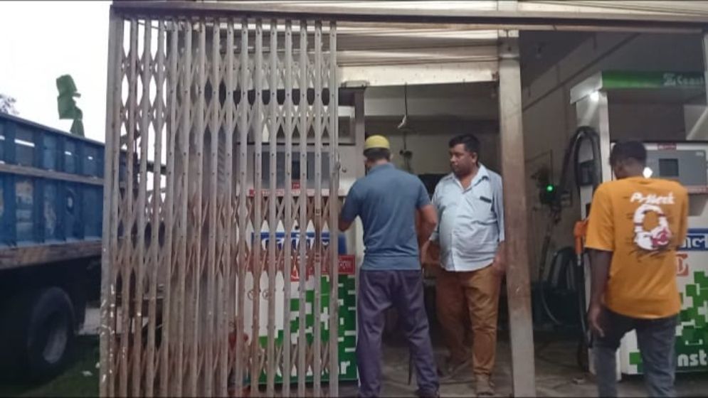 পেট্রোল পাম্পে ভ্রাম্যমাণ আদালতের অভিযান, ম্যাজিস্ট্রেটের গাড়িবহরে হামলা